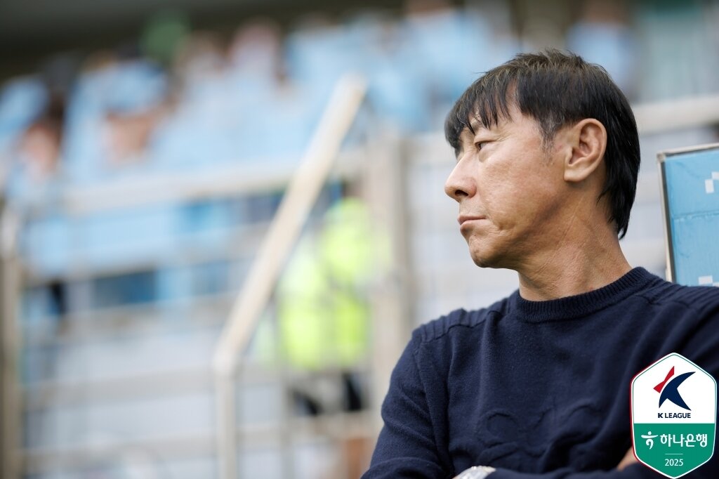 본문 이미지 - 신태용 감독과의 계약해지 과정에서 워낙 많은 잡음이 들리고 있다. 가뜩이나 성적도 좋지 않은데 분위기까지 좋지 않다. &#40;한국프로축구연맹 제공&#41;