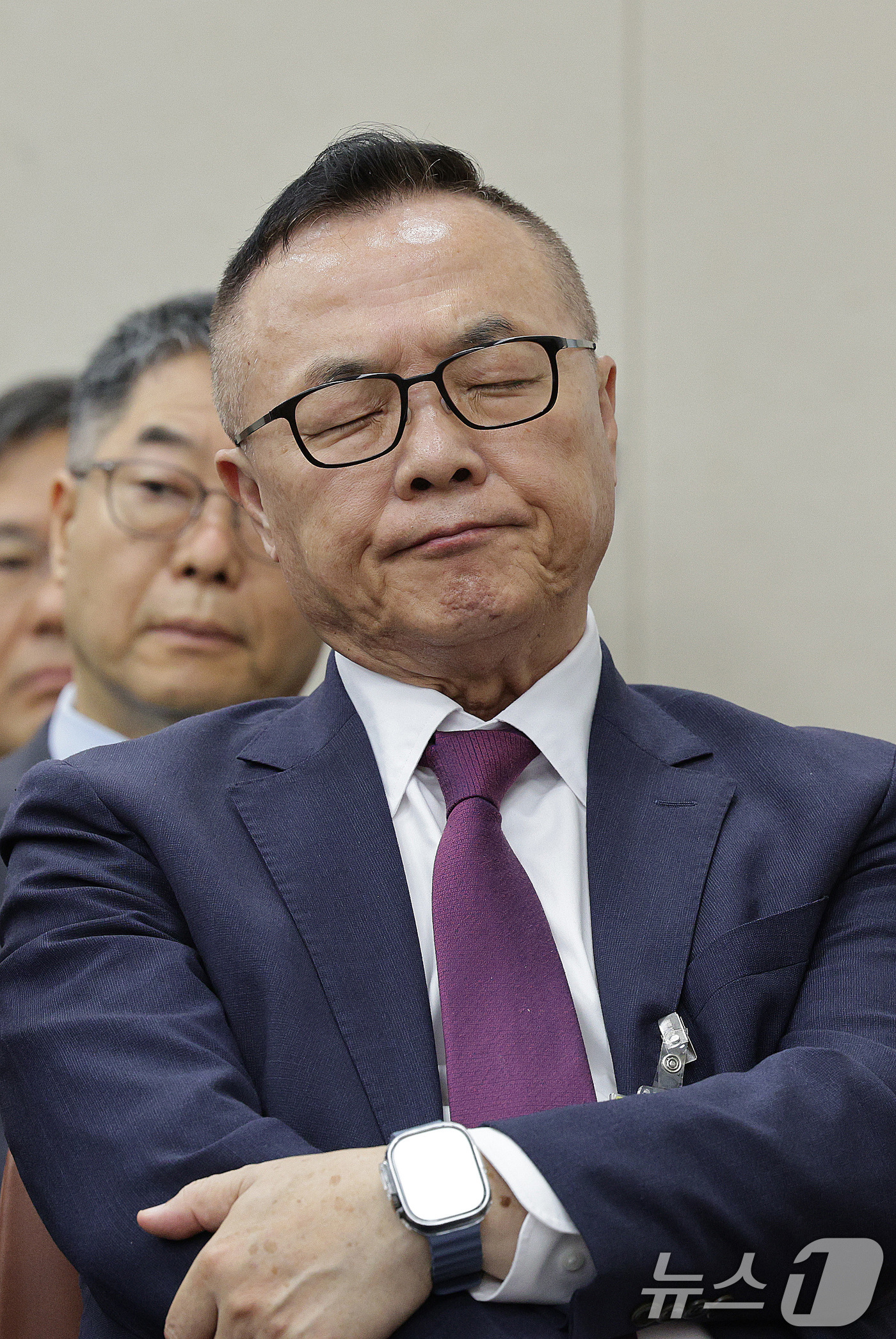 (서울=뉴스1) 신웅수 기자 = 황주호 전 한국수력원자력 사장이 16일 서울 여의도 국회 과학기술정보방송통신위원회에서 열린 원자력안전위원회 등에 대한 국정감사에서 생각에 잠겨 있다 …