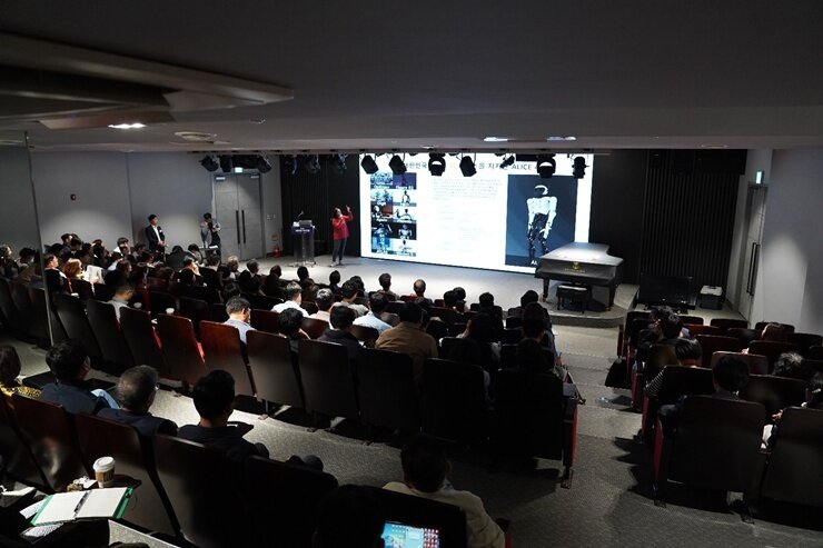 본문 이미지 - 한국패션협회가 지난 14일 영원무역 명동빌딩에서 &#39;2025 의류제조 혁신포럼&#39;을 열었다. &#40;한국패션협회 제공&#41;