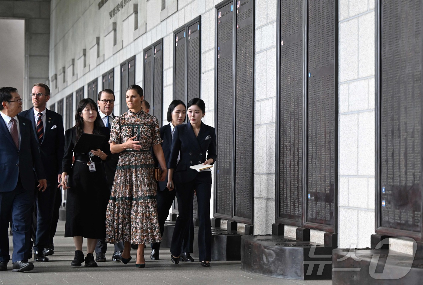 (AFP=뉴스1) 이정환 기자 = 스웨덴 빅토리아 왕세자비(왼쪽에서 다섯 번째)가 16일 한국 공식 방문 중 서울 용산 전쟁기념관에서 1950-53년 한국전쟁 당시 한국을 위해 싸 …