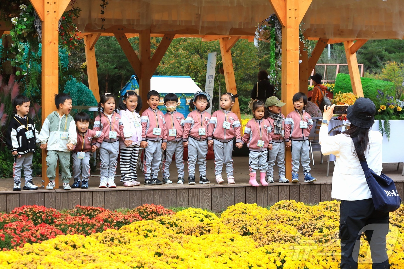 (인제=뉴스1) 이종재 기자 = 16일 강원 인제군 북면 용대리 일원에서 가을꽃 축제장을 찾은 어린이집 원아들이 기념 촬영을 하고 있다.‘인제에서 꽃길만 걷자’를 주제로 열린 이번 …
