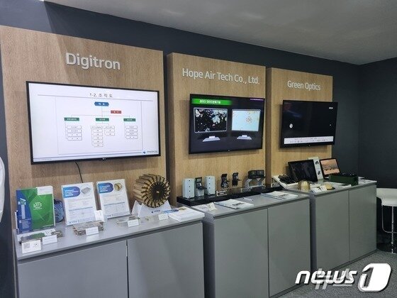 본문 이미지 - &#39;서울 ADEX 2023&#39; LIG넥스원 부스 내 마련된 협력업체들의 전시공간. 2023.10.18/뉴스1 ⓒ 뉴스1 박주평 기자