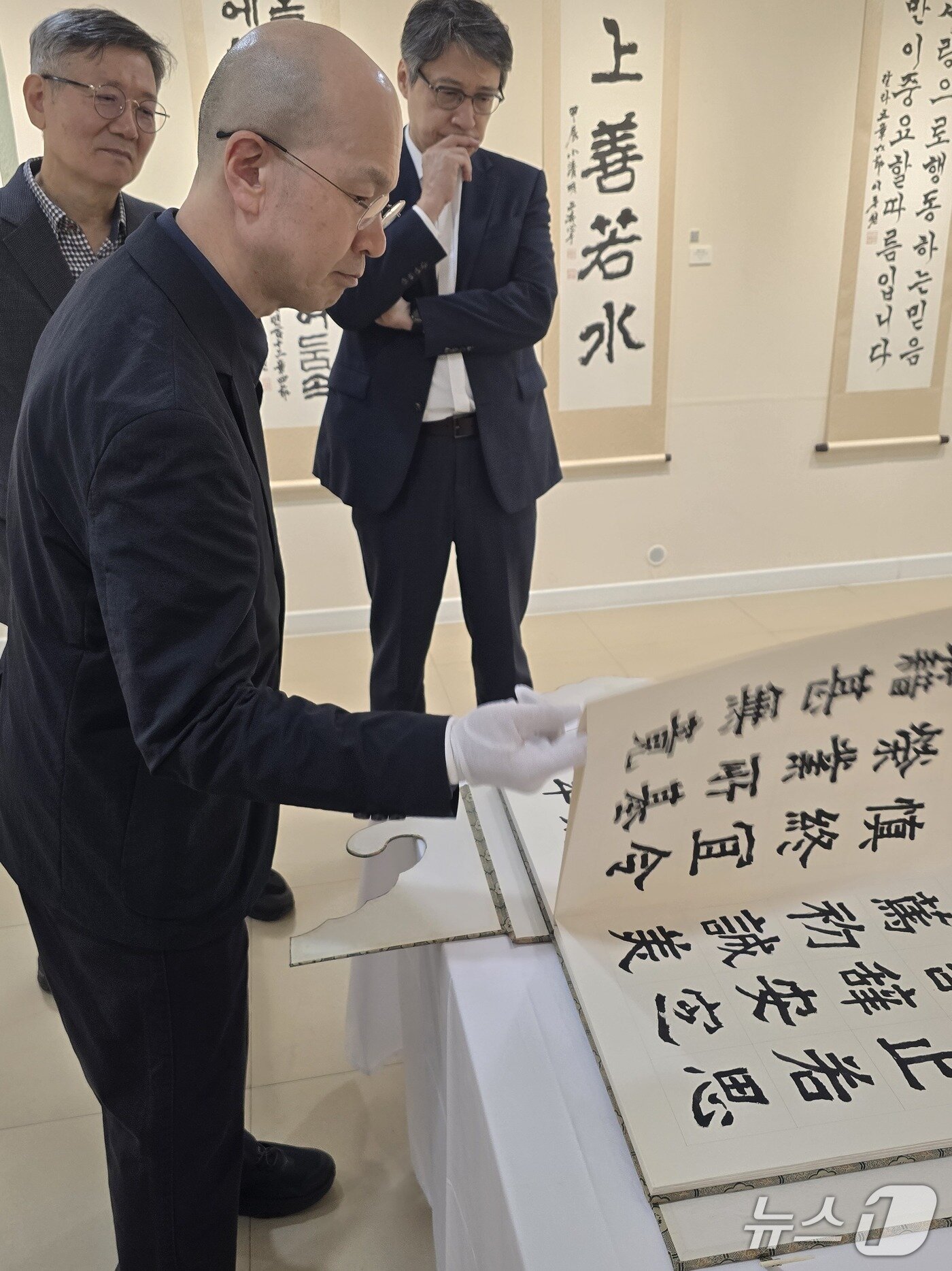 본문 이미지 - 16일 이동천 작가가 &#39;천상운집&#39; 기자간담회에서 필사본 서책을 설명하고 있다. ⓒ 뉴스1 김정한 기자