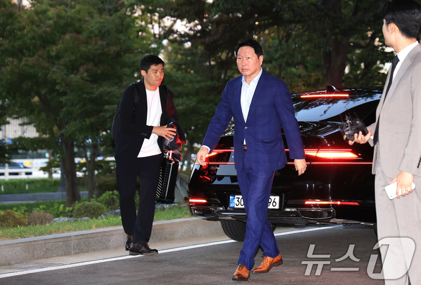 본문 이미지 - 최태원 SK그룹 회장이 도널드 트럼프 미국 대통령과의 관세 협상 지원과 투자 유치 행사에 참석하기 위해 16일 오후 서울 강서구 김포비즈니스항공센터(SGBAC)를 통해 출국하고 있다. 이번 회동은 손정의 일본 소프트뱅크그룹 회장의 초청으로 오는 18일(현지시간)에 삼성, SK, 현대차, LG, 한화 등 국내 5대 그룹 총수들이 도널드 트럼프 미국 대통령의 사저가 있는 플로리다 마러라고 리조트를 방문할 예정이다. 2025.10.16/뉴스1 ⓒ News1 이호윤 기자