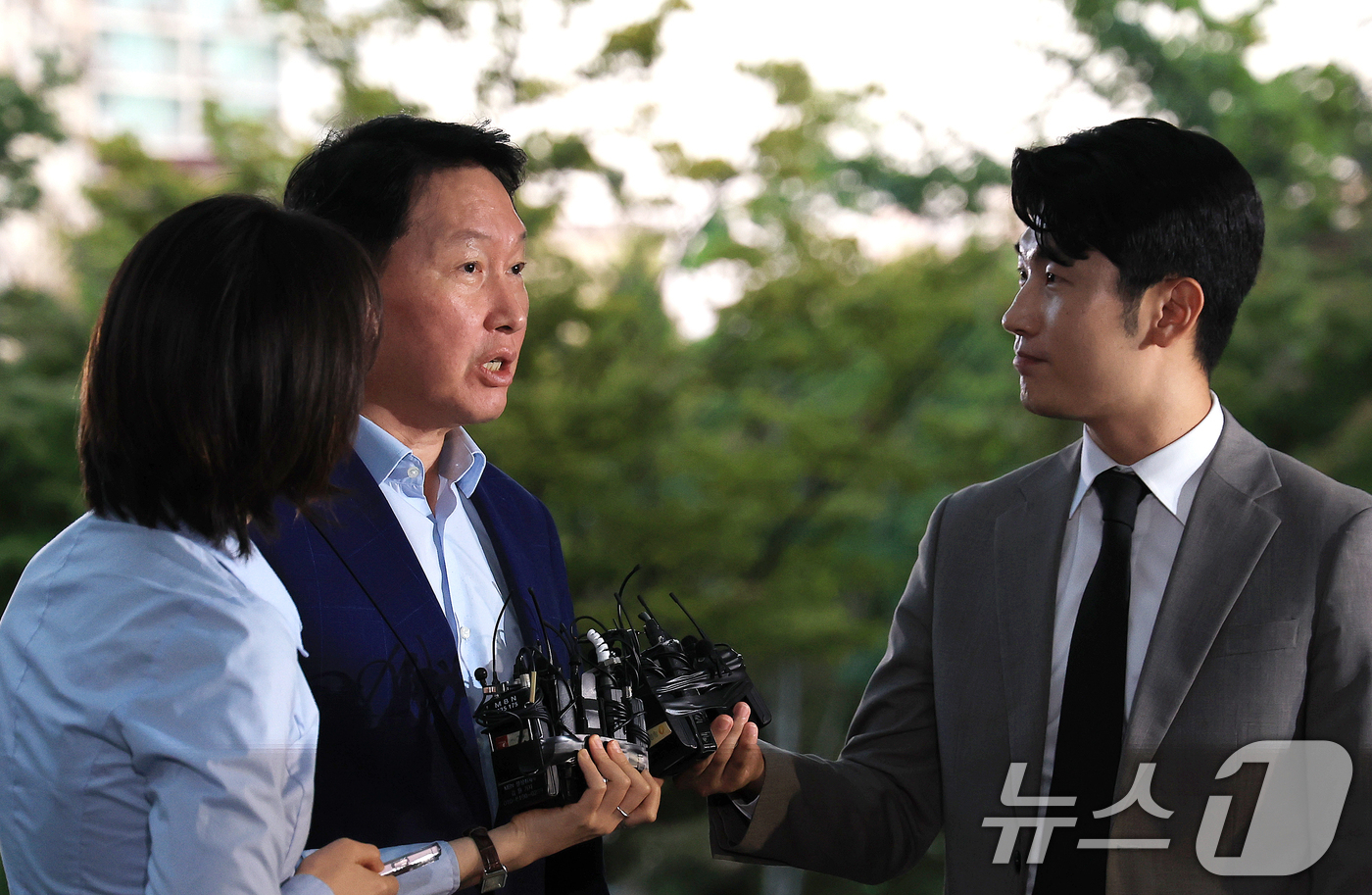 (서울=뉴스1) 이호윤 기자 = 최태원 SK그룹 회장이 도널드 트럼프 미국 대통령과의 관세 협상 지원과 투자 유치 행사에 참석하기 위해 16일 오후 서울 강서구 김포비즈니스항공센터 …