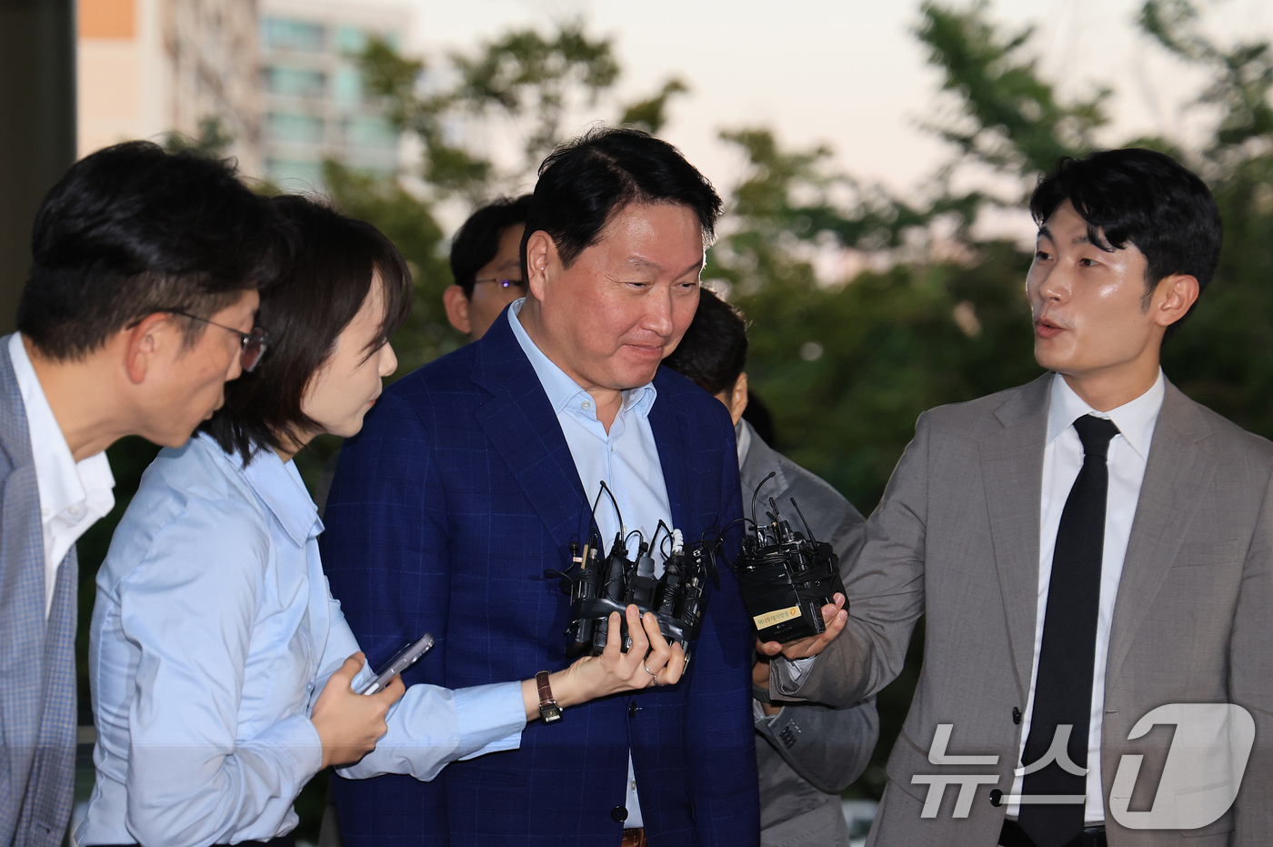 (서울=뉴스1) 이호윤 기자 = 최태원 SK그룹 회장이 도널드 트럼프 미국 대통령과의 관세 협상 지원과 투자 유치 행사에 참석하기 위해 16일 오후 서울 강서구 김포비즈니스항공센터 …