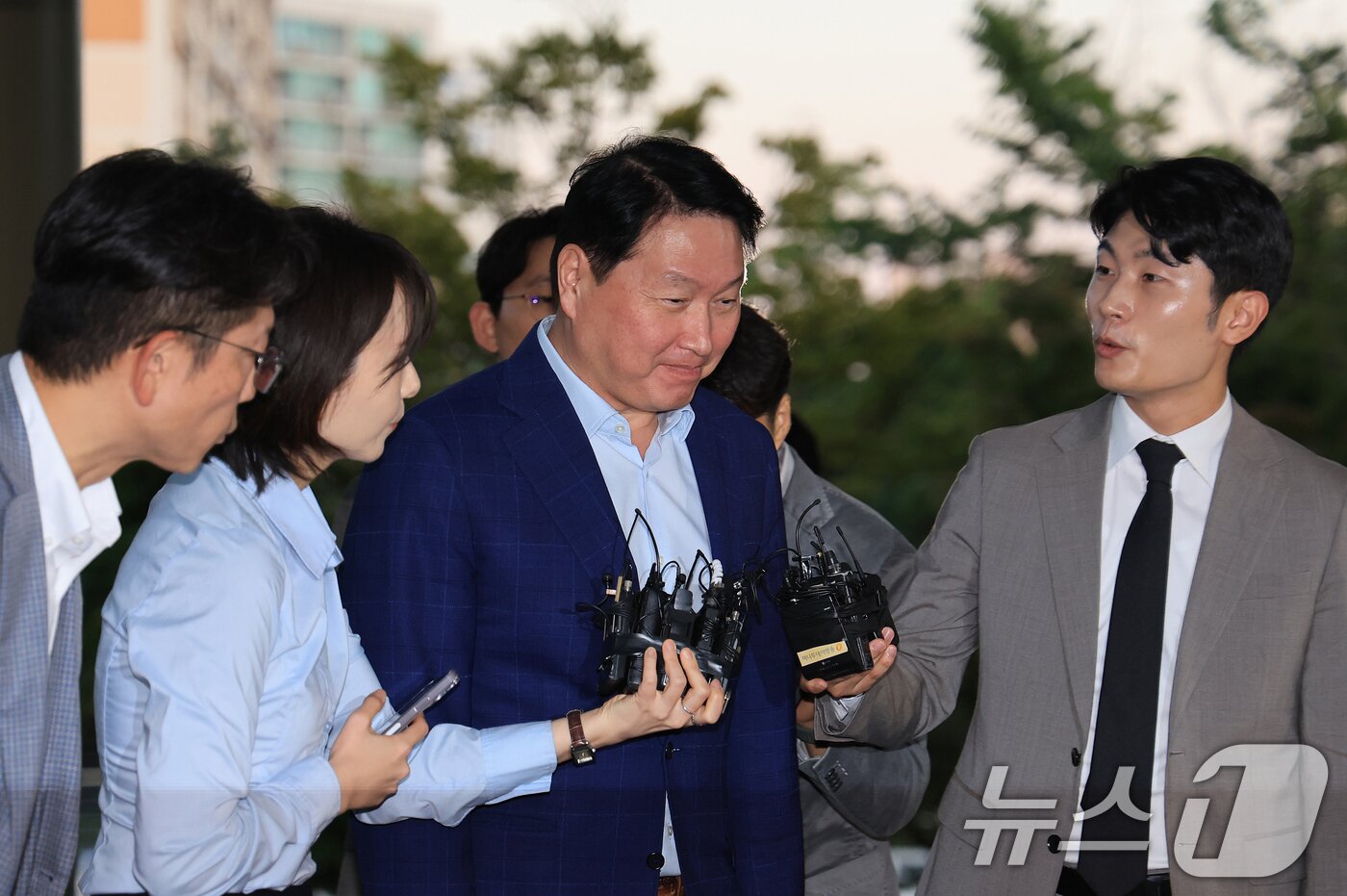 본문 이미지 - 최태원 SK그룹 회장이 도널드 트럼프 미국 대통령과의 관세 협상 지원과 투자 유치 행사에 참석하기 위해 16일 오후 서울 강서구 김포비즈니스항공센터&#40;SGBAC&#41;를 통해 출국하고 있다. 이번 회동은 손정의 일본 소프트뱅크그룹 회장의 초청으로 오는 18일&#40;현지시간&#41;에 삼성, SK, 현대차, LG, 한화 등 국내 5대 그룹 총수들이 도널드 트럼프 미국 대통령의 사저가 있는 플로리다 마러라고 리조트를 방문할 예정이다. 2025.10.16/뉴스1 ⓒ News1 이호윤 기자