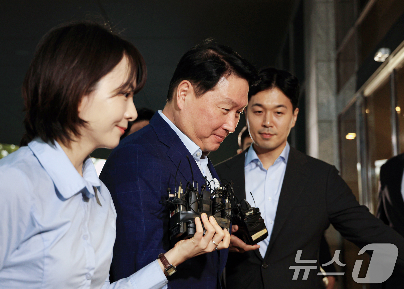 (서울=뉴스1) 이호윤 기자 = 최태원 SK그룹 회장이 도널드 트럼프 미국 대통령과의 관세 협상 지원과 투자 유치 행사에 참석하기 위해 16일 오후 서울 강서구 김포비즈니스항공센터 …