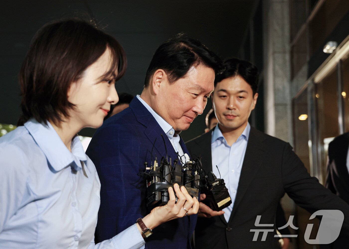 본문 이미지 - 최태원 SK그룹 회장이 도널드 트럼프 미국 대통령과의 관세 협상 지원과 투자 유치 행사에 참석하기 위해 지난 16일 오후 서울 강서구 김포비즈니스항공센터&#40;SGBAC&#41;를 통해 출국하고 있다. 이번 회동은 손정의 일본 소프트뱅크그룹 회장의 초청으로 오는 18일&#40;현지시간&#41;에 삼성, SK, 현대차, LG, 한화 등 국내 5대 그룹 총수들이 도널드 트럼프 미국 대통령의 사저가 있는 플로리다 마러라고 리조트를 방문할 예정이다. 2025.10.16/뉴스1 ⓒ News1 이호윤 기자