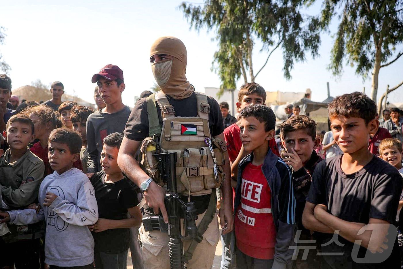 본문 이미지 - 가자지구에 재배치된 하마스 대원&#40;가운데&#41;. 2025.10.13 ⓒ AFP=뉴스1 ⓒ News1 이지예 객원기자