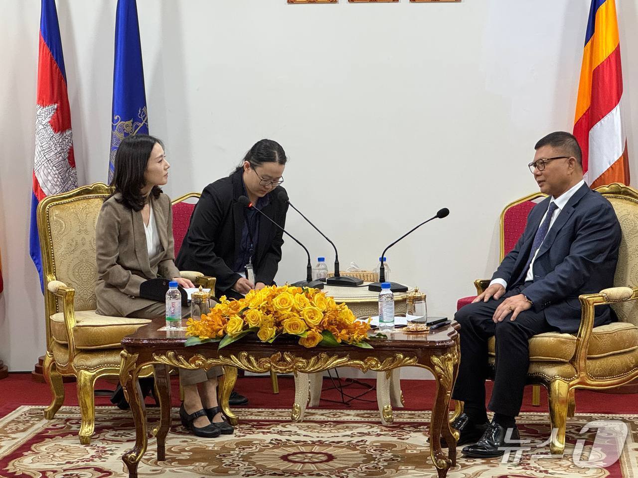 본문 이미지 - 캄보디아를 방문 중인 김진아 외교부 2차관 겸 캄보디아 취업사기·감금 정부합동대응팀 단장은 16일(현지시간) 프놈펜에서  차이 시나리스 온라인스캠대응위원회(CCOS) 사무총장을  면담했다. 2025.10.16. (외교부 제공)