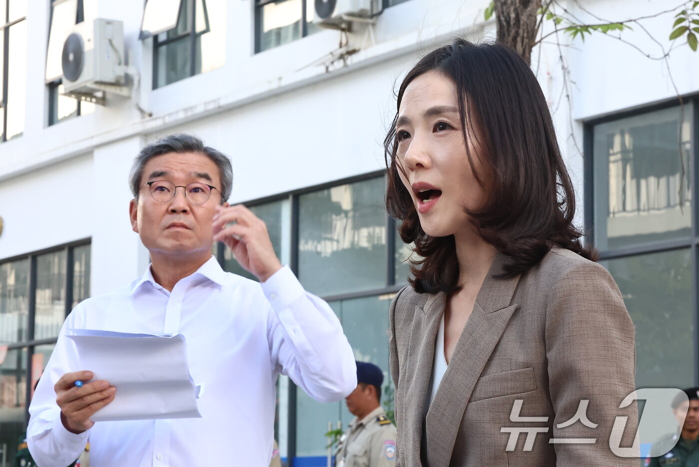 본문 이미지 - 김진아 외교부 2차관과 박성주 경찰청 국가수사본부장이 16일&#40;현지시간&#41; 캄보디아 온라인스캠범죄단지로 알려진 태자단지를 방문해 현장 점검을 한뒤 브리핑하고 있다. 2025.10.16/뉴스1 ⓒ News1 김도우 기자