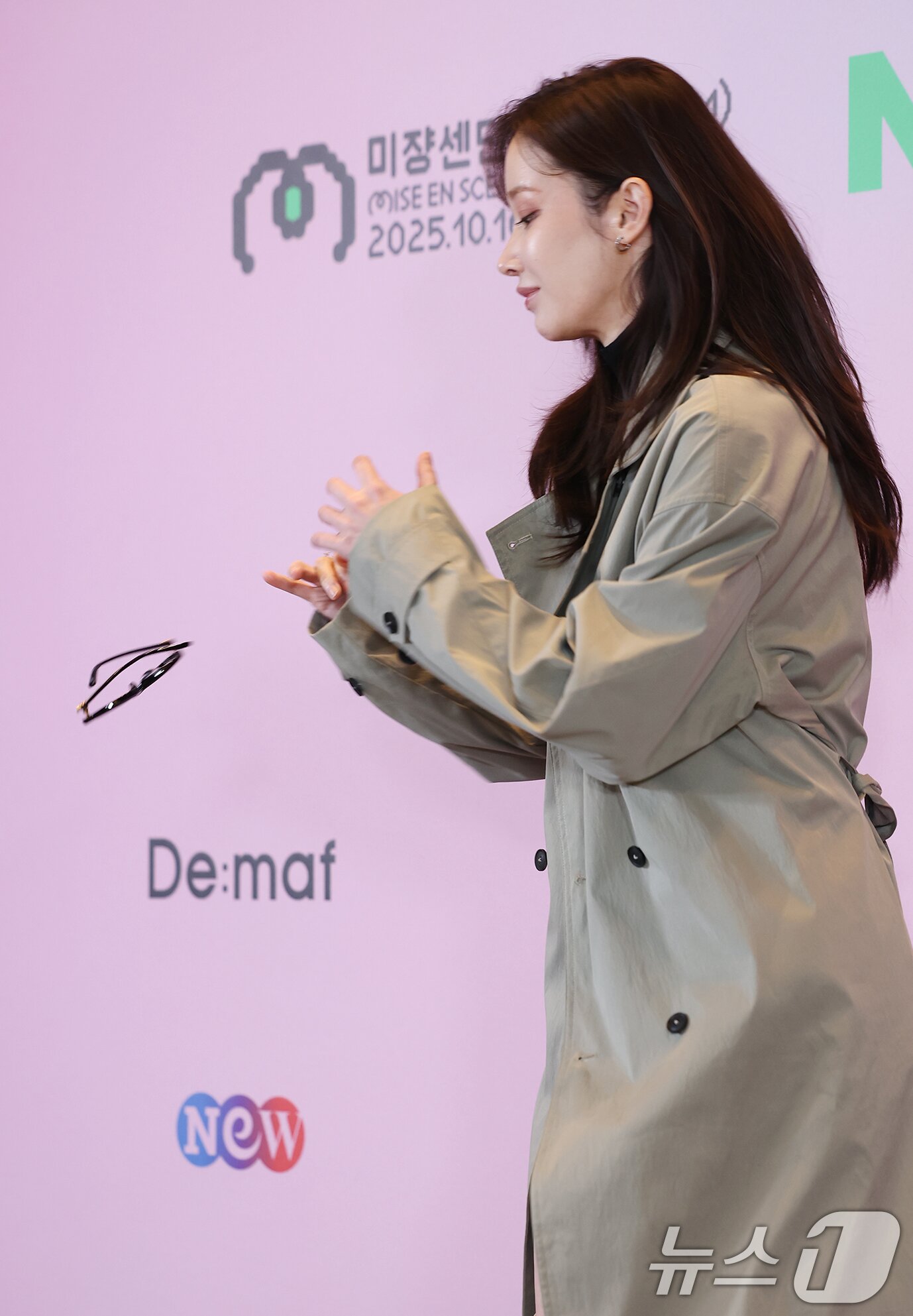 본문 이미지 - 배우 전종서가 16일 오후 서울 용산구 CGV용산아이파크몰에서 열린 ‘제21회 미쟝센단편영화제’에서 포토타임을 하는 도중 안경을 떨어뜨리고 있다. ⓒ News1 권현진 기자