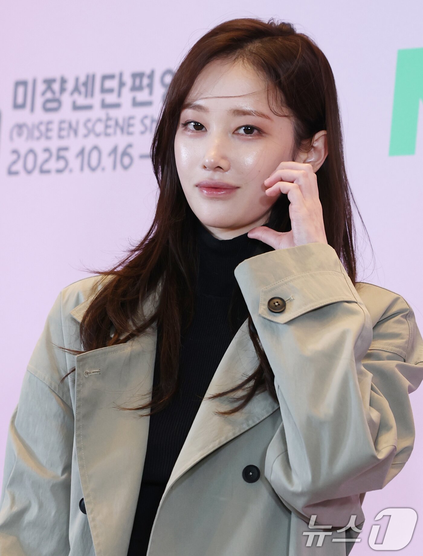 본문 이미지 - 배우 전종서가 16일 오후 서울 용산구 CGV용산아이파크몰에서 열린 ‘제21회 미쟝센단편영화제’에 참석해 하트를 그리고 있다. ⓒ News1 권현진 기자