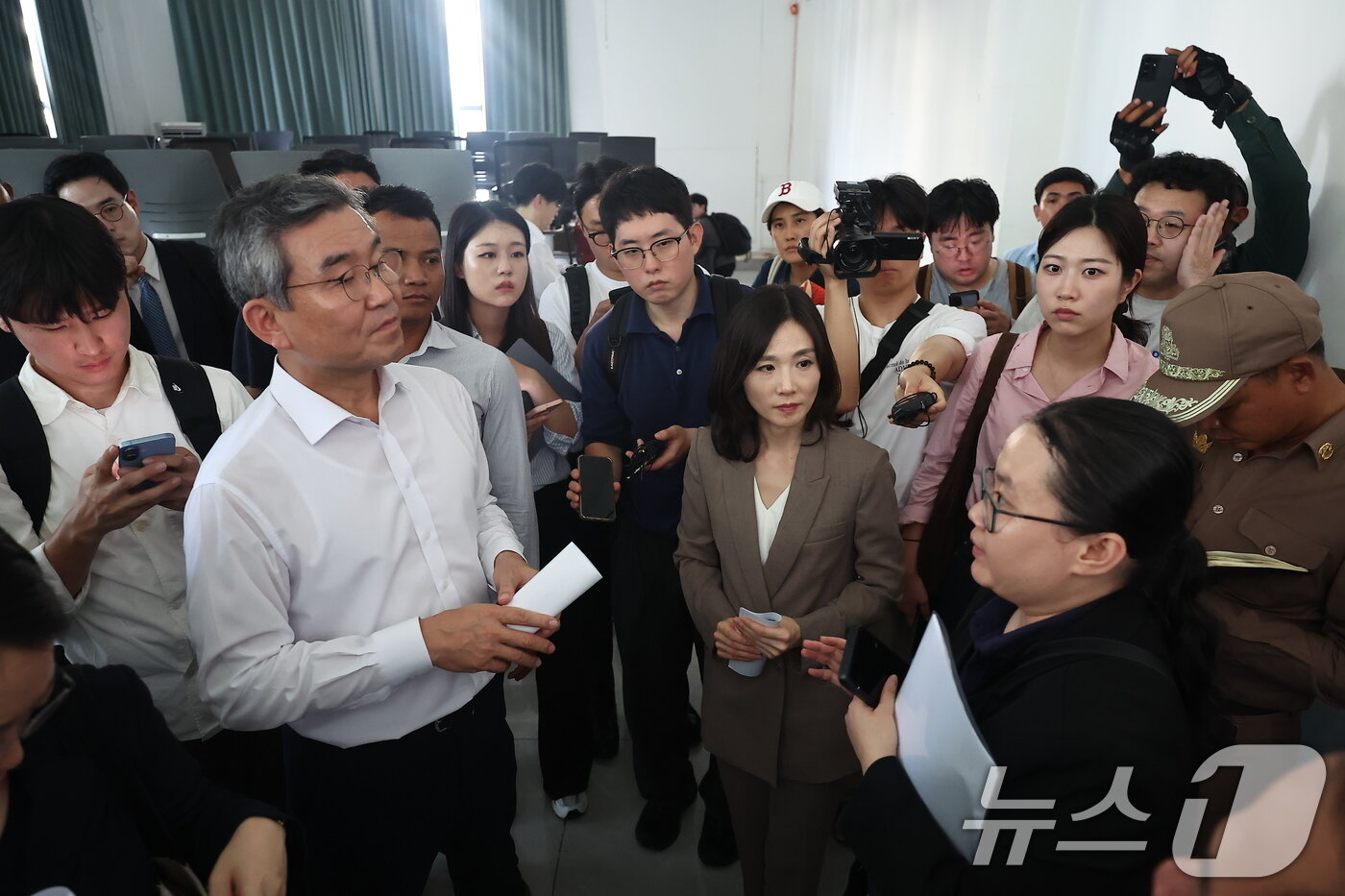 본문 이미지 - 김진아 외교부 2차관과 박성주 경찰청 국가수사본부장이 16일&#40;현지시간&#41; 캄보디아 온라인스캠범죄단지로 알려진 태자단지를 방문해 현장 점검을 하고 있다. 2025.10.16/뉴스1 ⓒ News1 김도우 기자