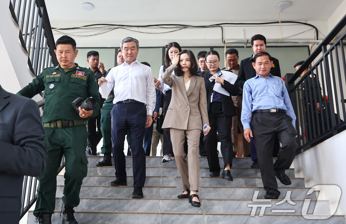 본문 이미지 - 김진아 외교부 2차관과 박성주 경찰청 국가수사본부장이 16일&#40;현지시간&#41; 캄보디아 온라인스캠범죄단지로 알려진 태자단지를 방문해 현장점검 후 이동하고 있다. 2025.10.16/뉴스1 ⓒ News1 김도우 기자