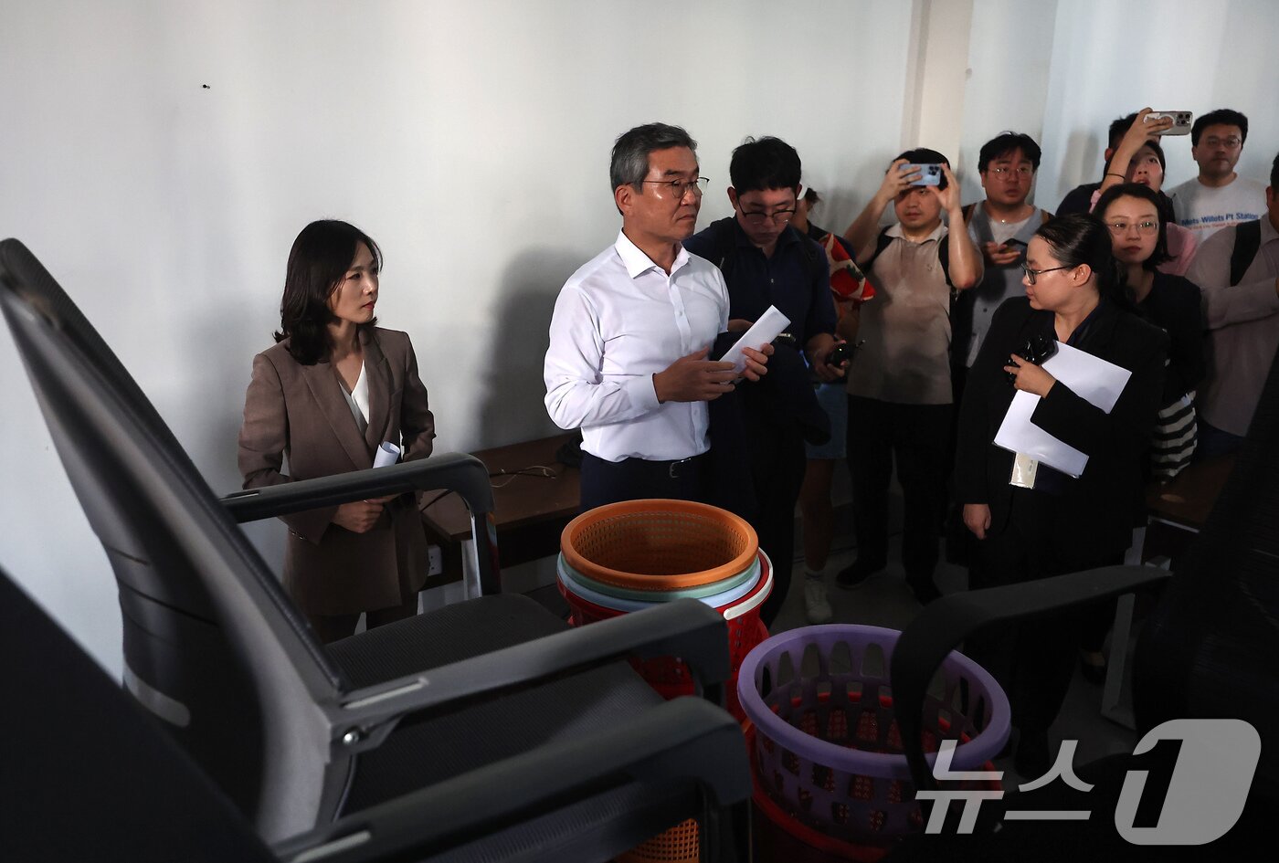 본문 이미지 - 김진아 외교부 2차관과 박성주 경찰청 국가수사본부장이 16일&#40;현지시간&#41; 캄보디아 온라인스캠범죄단지로 알려진 태자단지를 방문해 현장점검하고 있다. 2025.10.16/뉴스1 ⓒ News1 김도우 기자