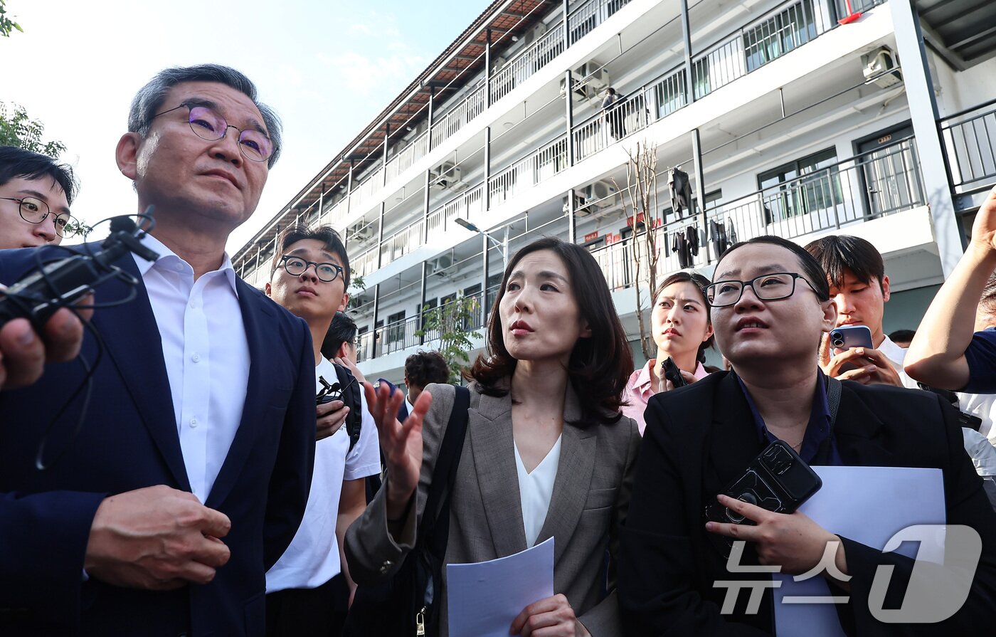 본문 이미지 - 김진아 외교부 2차관과 박성주 경찰청 국가수사본부장이 16일&#40;현지시간&#41; 캄보디아 온라인스캠범죄단지로 알려진 태자단지를 방문해 현장점검하고 있다. 2025.10.16/뉴스1 ⓒ News1 김도우 기자