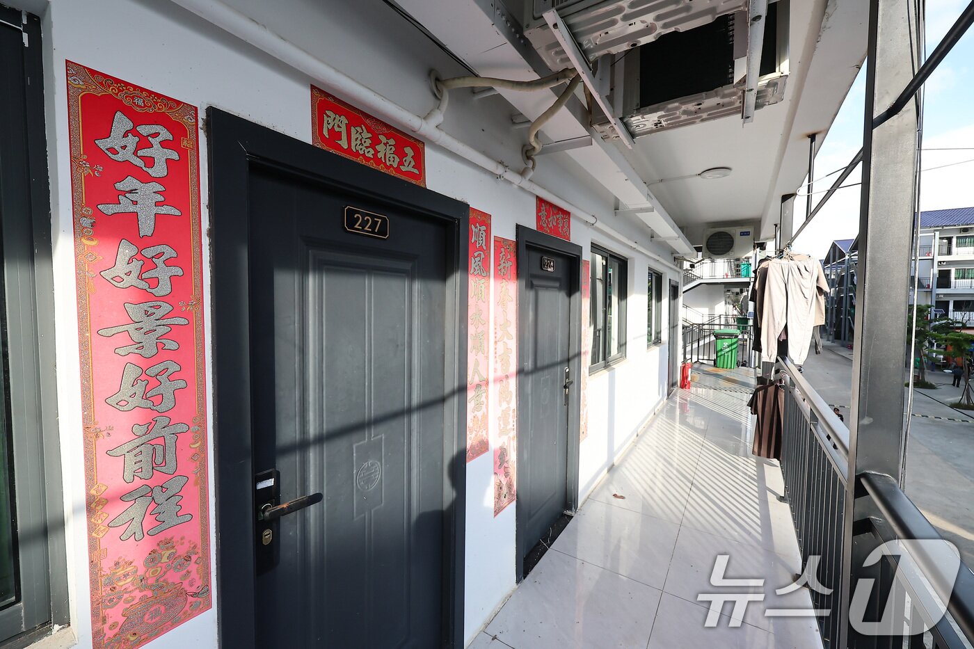 본문 이미지 - 최근 캄보디아에서 한국인 대상 취업사기 및 감금 사건 등 각종 범죄에 연루된 사례가 수면 위로 드러나고 있다. 사진은 16일&#40;현지시간&#41; 캄보디아 프놈펜 인근 온라인스캠범죄단지인 태자단지. 2025.10.16/뉴스1 ⓒ News1 김도우 기자