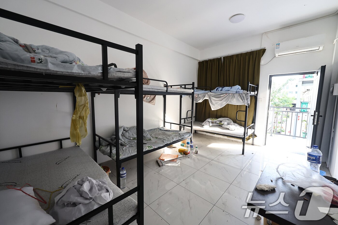 본문 이미지 - 최근 캄보디아에서 한국인 대상 취업사기 및 감금 사건 등 각종 범죄에 연루된 사례가 수면 위로 드러나고 있다. 사진은 16일&#40;현지시간&#41; 캄보디아 프놈펜 인근 온라인스캠범죄단지인 태자단지 내부. 2025.10.16/뉴스1 ⓒ News1 김도우 기자