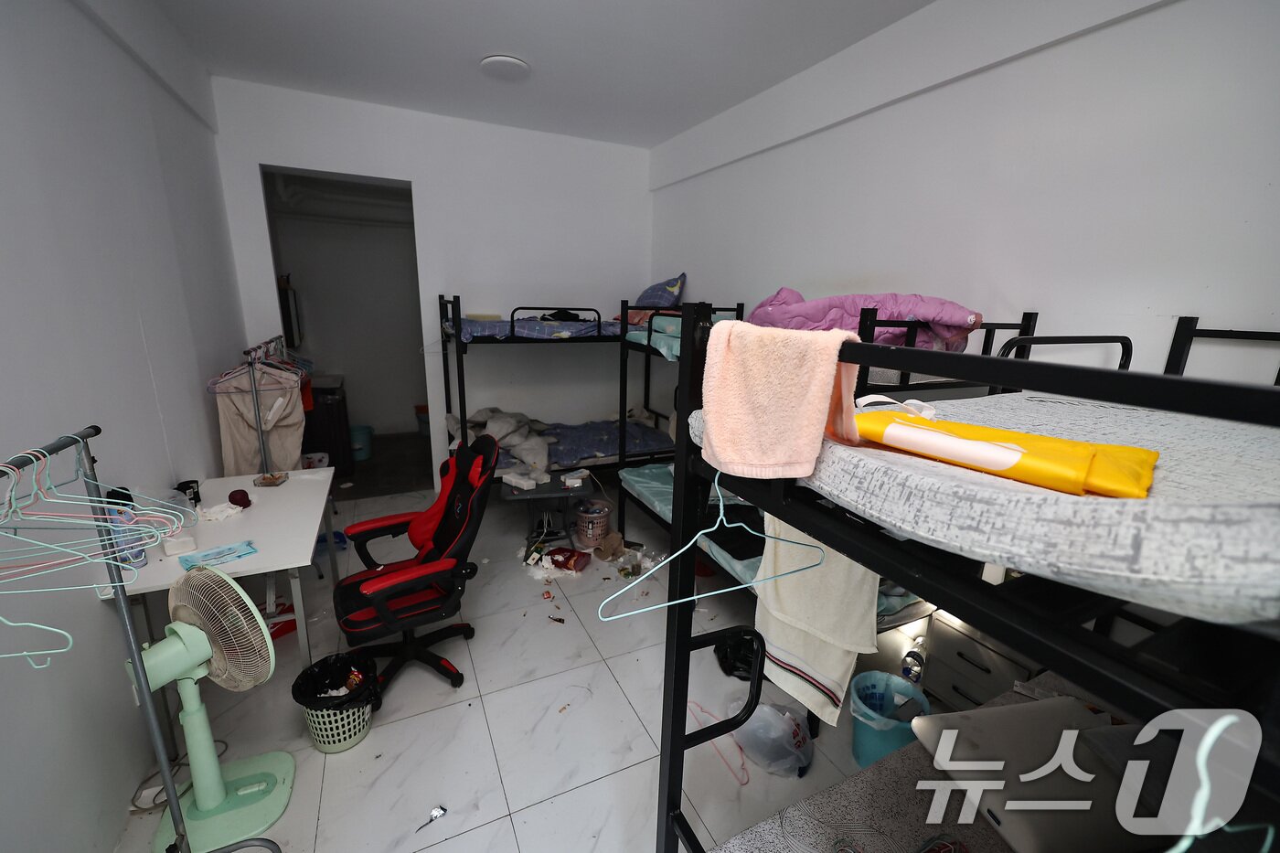 본문 이미지 - 최근 캄보디아에서 한국인 대상 취업사기 및 감금 사건 등 각종 범죄에 연루된 사례가 수면 위로 드러나고 있다. 사진은 16일&#40;현지시간&#41; 캄보디아 프놈펜 인근 온라인스캠범죄단지인 태자단지 내부. 2025.10.16/뉴스1 ⓒ News1 김도우 기자