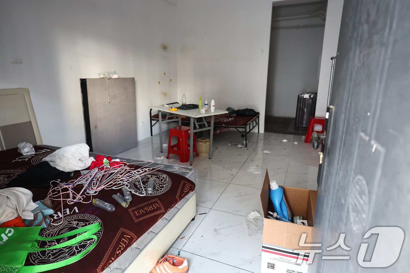 본문 이미지 - 최근 캄보디아에서 한국인 대상 취업사기 및 감금 사건 등 각종 범죄에 연루된 사례가 수면 위로 드러나고 있다. 사진은 16일&#40;현지시간&#41; 캄보디아 프놈펜 인근 온라인스캠범죄단지인 태자단지 내부. 2025.10.16/뉴스1 ⓒ News1 김도우 기자