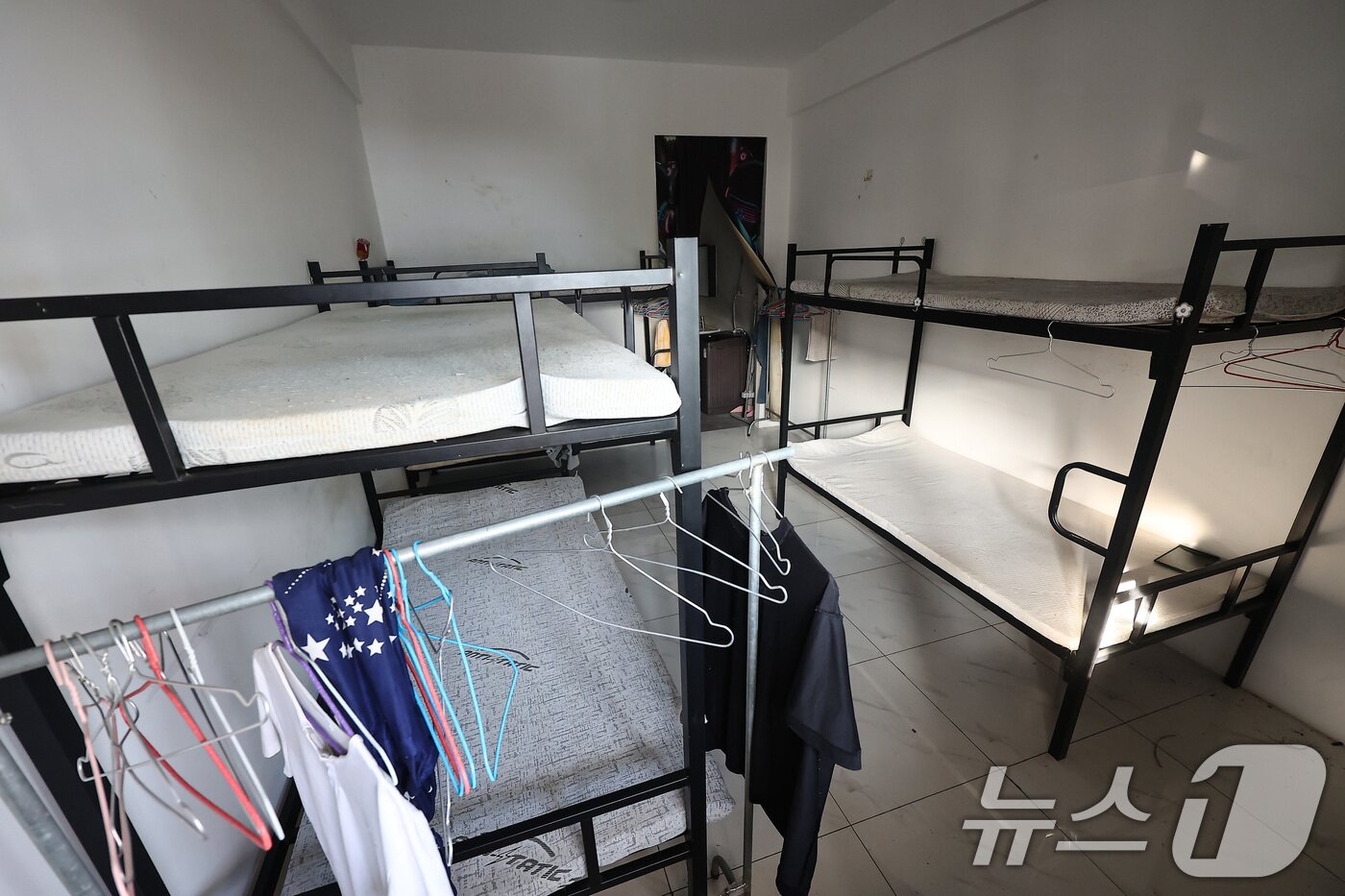 본문 이미지 - 최근 캄보디아에서 한국인 대상 취업사기 및 감금 사건 등 각종 범죄에 연루된 사례가 수면 위로 드러나고 있다. 사진은 16일&#40;현지시간&#41; 캄보디아 프놈펜 인근 온라인스캠범죄단지인 태자단지 내부. 2025.10.16/뉴스1 ⓒ News1 김도우 기자
