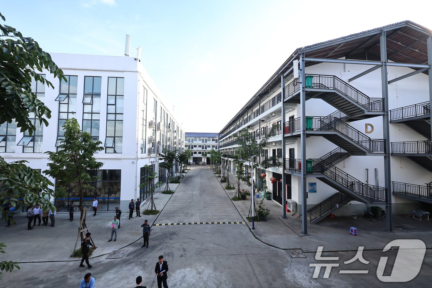 본문 이미지 - 최근 캄보디아에서 한국인 대상 취업사기 및 감금 사건 등 각종 범죄에 연루된 사례가 수면 위로 드러나고 있다. 사진은 16일&#40;현지시간&#41; 캄보디아 프놈펜 인근 온라인스캠범죄단지인 태자단지. 2025.10.16/뉴스1 ⓒ News1 김도우 기자