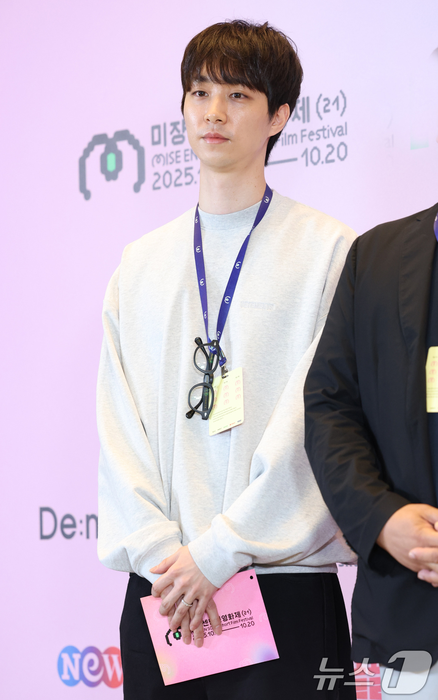 (서울=뉴스1) 권현진 기자 = 이충현 감독이 16일 오후 서울 용산구 CGV용산아이파크몰에서 열린 ‘제21회 미쟝센단편영화제’에 참석해 포즈를 취하고 있다. 2025.10.16/ …