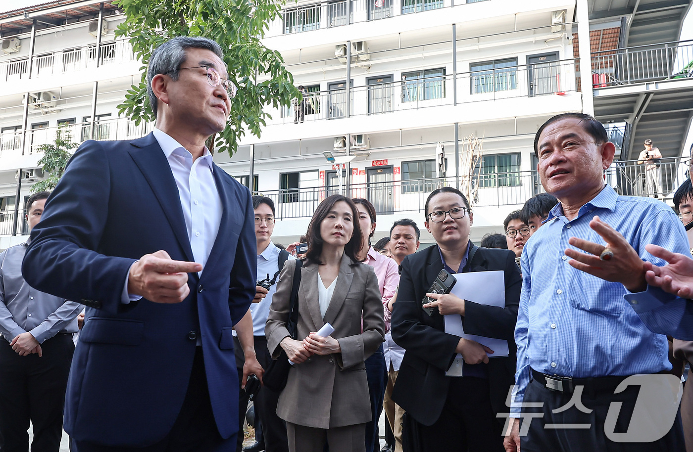 (프놈펜(캄보디아)=뉴스1) 김도우 기자 = 김진아 외교부 2차관과 박성주 경찰청 국가수사본부장이 16일(현지시간) 캄보디아 온라인스캠범죄단지로 알려진 태자단지를 방문해 현장점검하 …