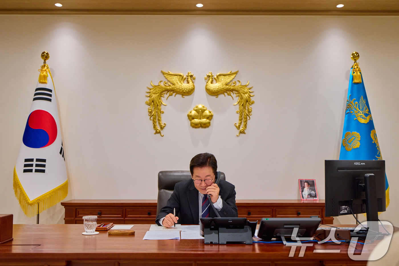 (서울=뉴스1) 허경 기자 = 이재명 대통령이 16일 서울 용산 대통령실 청사 집무실에서 아누틴 찬위라꾼 태국 총리와 전화 통화하고 있다. (대통령실 제공. 재판매 및 DB 금지) …