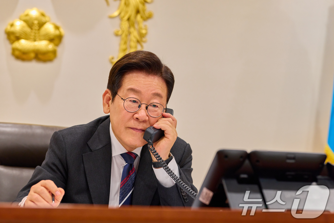 (서울=뉴스1) 허경 기자 = 이재명 대통령이 16일 서울 용산 대통령실 청사 집무실에서 아누틴 찬위라꾼 태국 총리와 전화 통화하고 있다. (대통령실 제공. 재판매 및 DB 금지) …