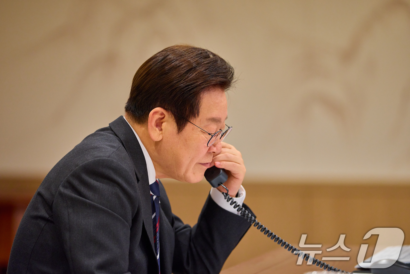 (서울=뉴스1) 허경 기자 = 이재명 대통령이 16일 서울 용산 대통령실 청사 집무실에서 아누틴 찬위라꾼 태국 총리와 전화 통화하고 있다. (대통령실 제공. 재판매 및 DB 금지) …