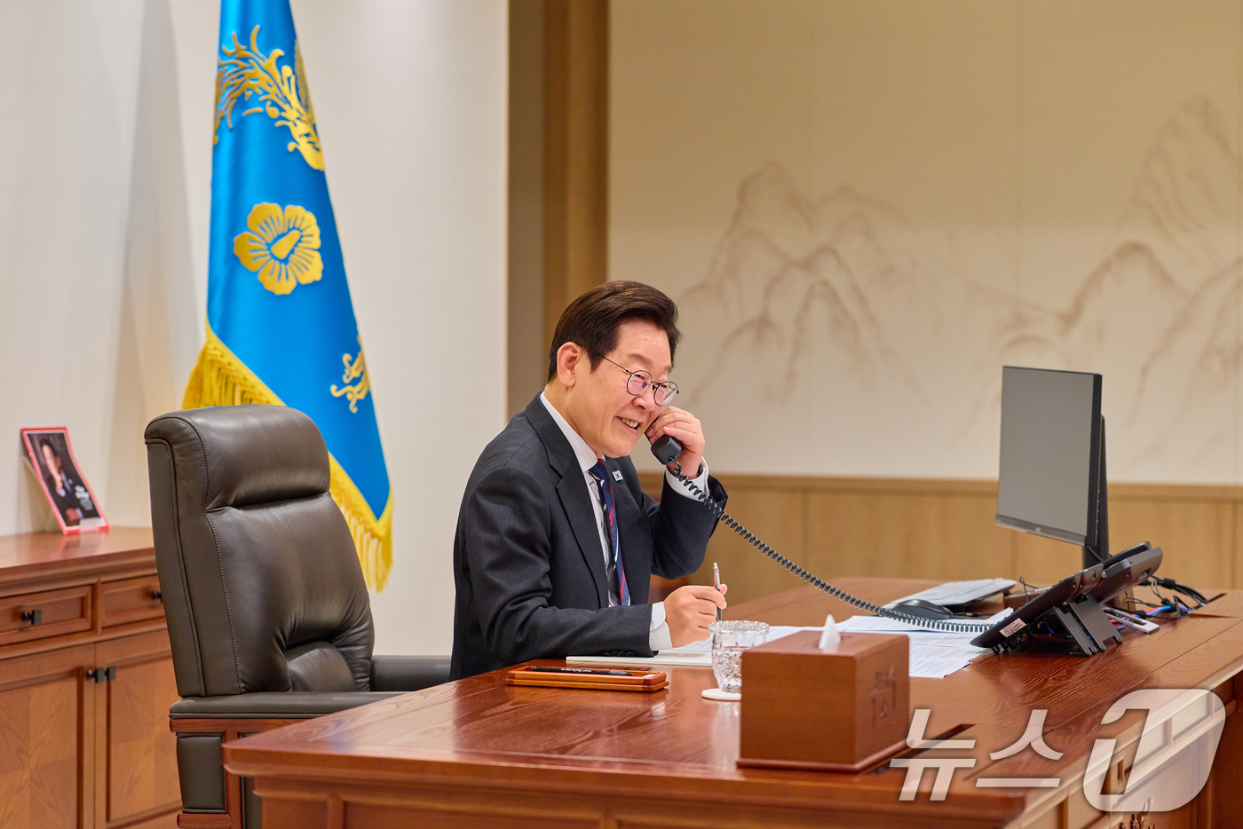 (서울=뉴스1) 허경 기자 = 이재명 대통령이 16일 서울 용산 대통령실 청사 집무실에서 아누틴 찬위라꾼 태국 총리와 전화 통화하고 있다. (대통령실 제공. 재판매 및 DB 금지) …