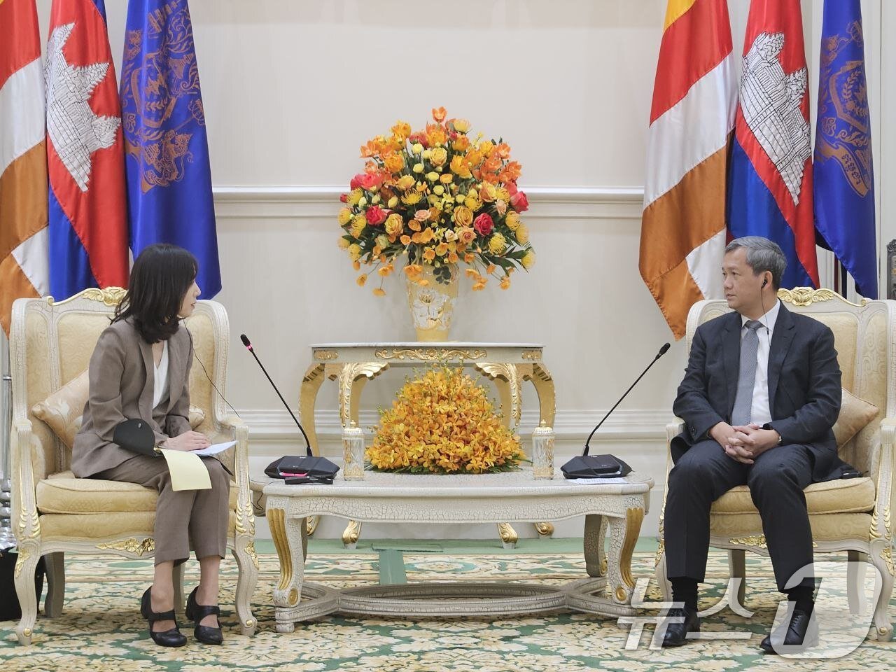 본문 이미지 - 캄보디아를 방문 중인 김진아 외교부 제2차관 겸 캄보디아 취업사기·감금 정부합동대응팀 단장이 16일 오전&#40;현지시간&#41; 프놈펜에서 훈 마넷&#40;Hun Manet&#41; 총리를 면담하고 있다. &#40;외교부 제공. 재판매 및 DB 금지&#41; 2025.10.16/뉴스1