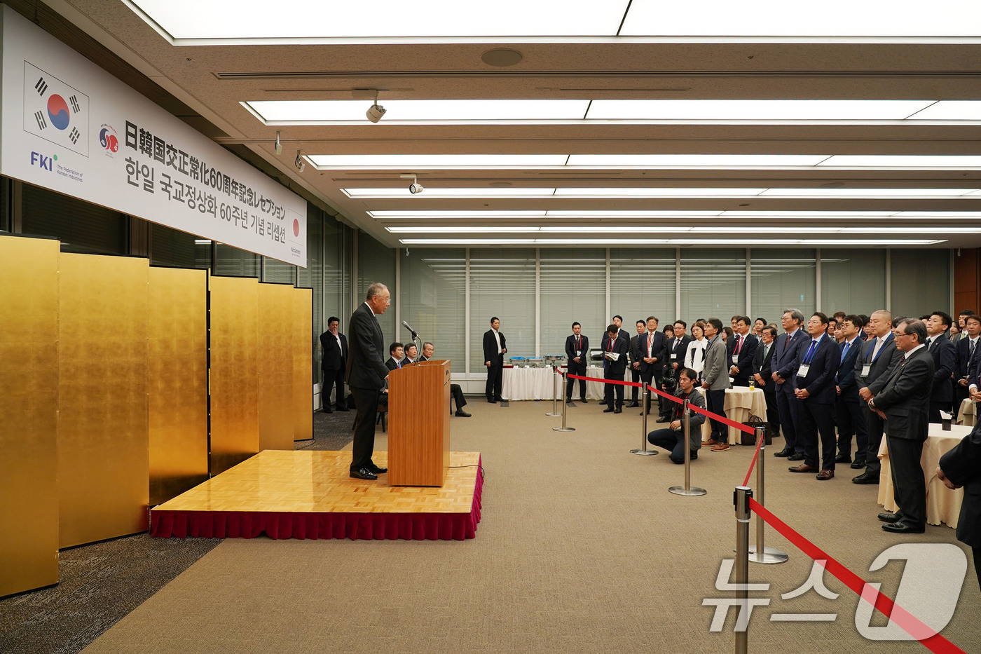 (도쿄=뉴스1) = 류진 한국경제인협회 회장이 16일 도쿄 경단련회관에서 열린 '한일 국교정상화 60주년 기념 리셉션'에 참석해 인사말을 하고 있다. (한경협 제공. 재판매 및 D …