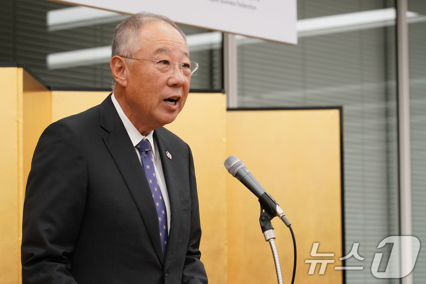 (도쿄=뉴스1) = 류진 한국경제인협회 회장이 16일 도쿄 경단련회관에서 열린 '한일 국교정상화 60주년 기념 리셉션'에 참석해 인사말을 하고 있다. (한경협 제공. 재판매 및 D …