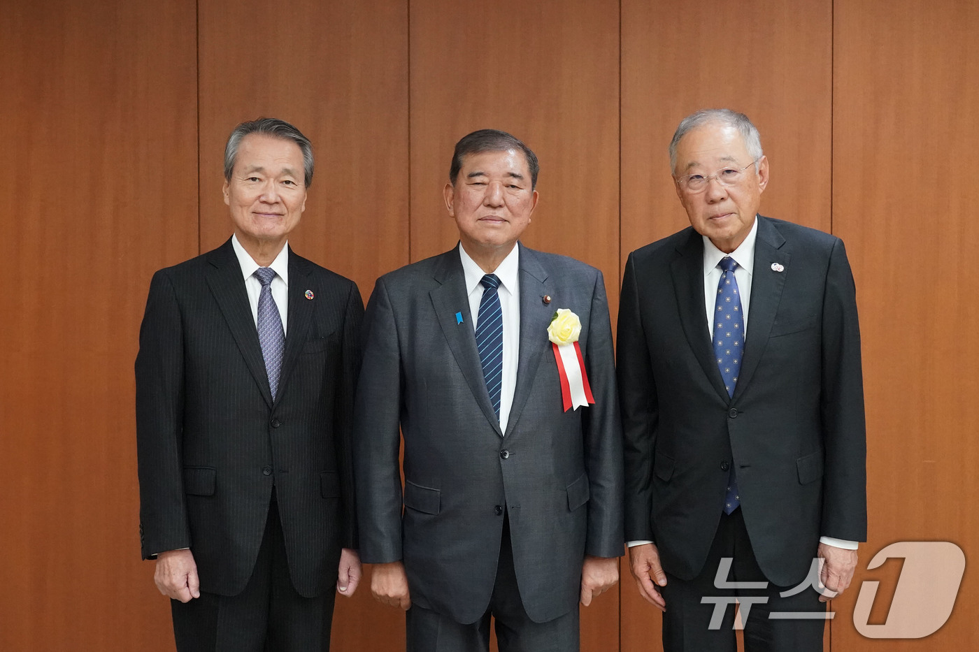 (도쿄=뉴스1) = 류진 한국경제인협회 회장(오른쪽부터), 이시바 시게루 일본 총리, 츠츠이 요시노부 경단련 회장이 16일 도쿄 경단련회관에서 열린 '한일 국교정상화 60주년 기념 …