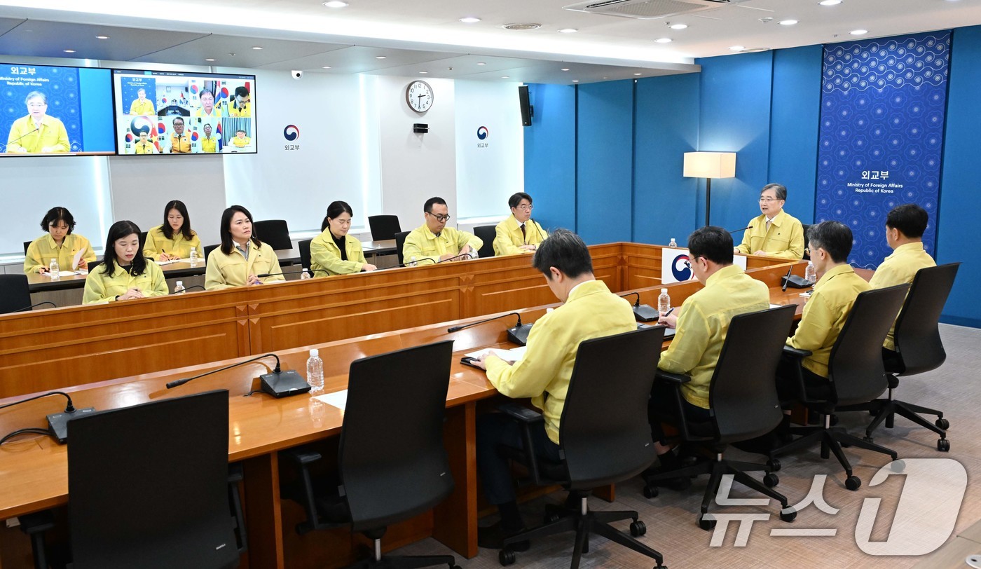 (서울=뉴스1) = 조현 외교부 장관이 16일 오후 서울 종로구 외교부에서 동남아 메콩 지역 공관장들이 참석하는 화상회의를 주재, 캄보디아 등 동남아 지역에서 증가하고 있는 온라인 …