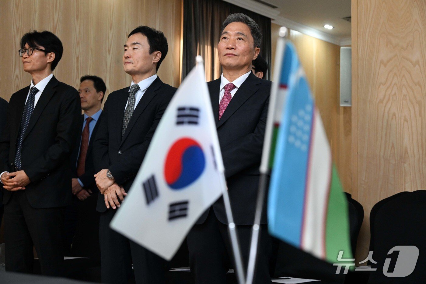 본문 이미지 - 이학재 인천공항공사 사장&#40;오른쪽&#41;이 15일&#40;현지시간&#41; 우즈베키스탄 타쉬켄트 롯데호텔에서 열린 우르겐치공항 개발 및 운영 계약 체결식에 참석하고 있다. 202.10.17/뉴스1