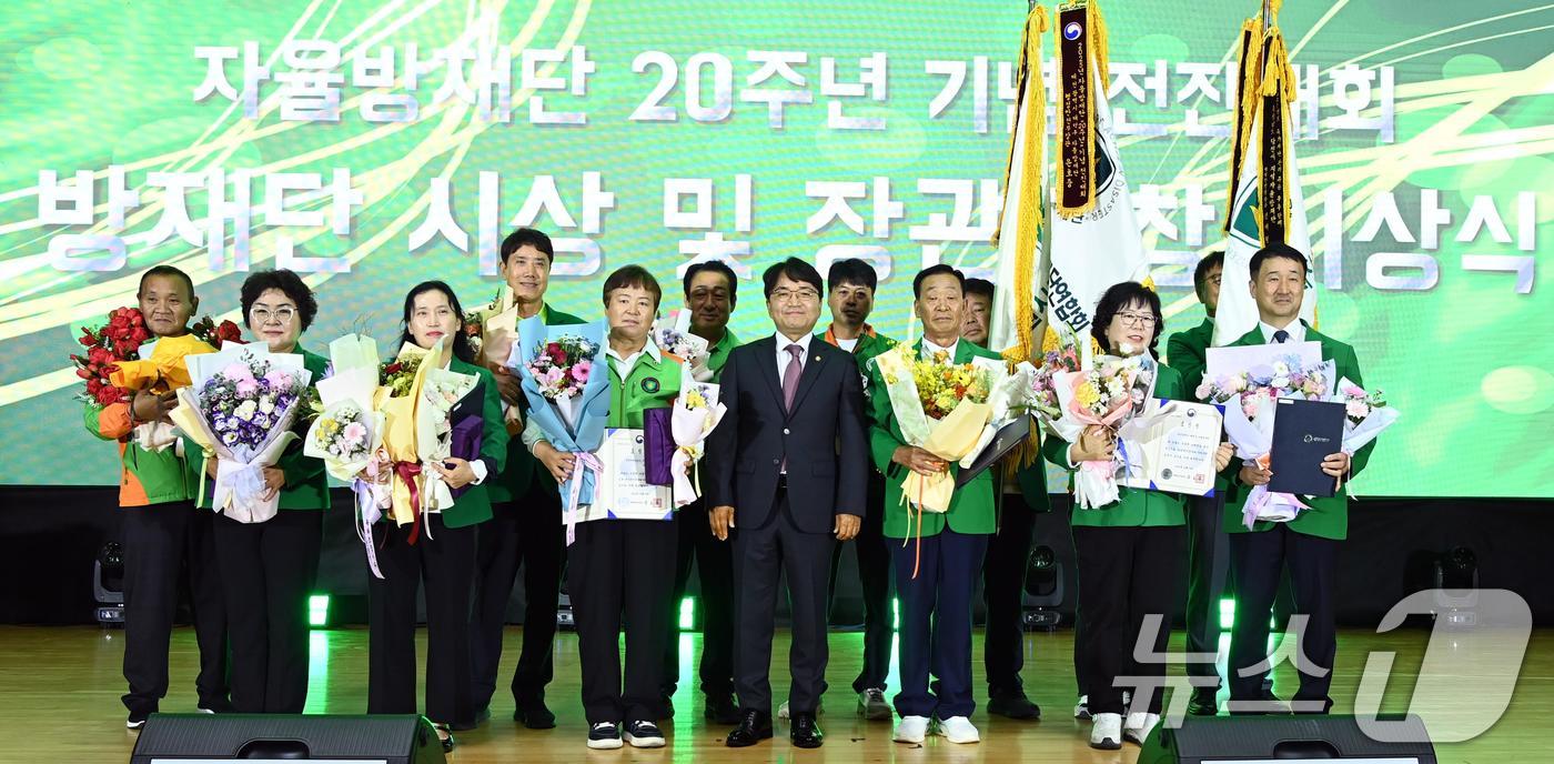 (제천=뉴스1) = 김광용 행정안전부 재난안전관리본부장이 16일 충북 제천시 세명대학교 체육관에서 열린 ‘자율방재단 20주년 기념 전진대회’에 참석해 장관 표창 수상자들과 기념 촬 …