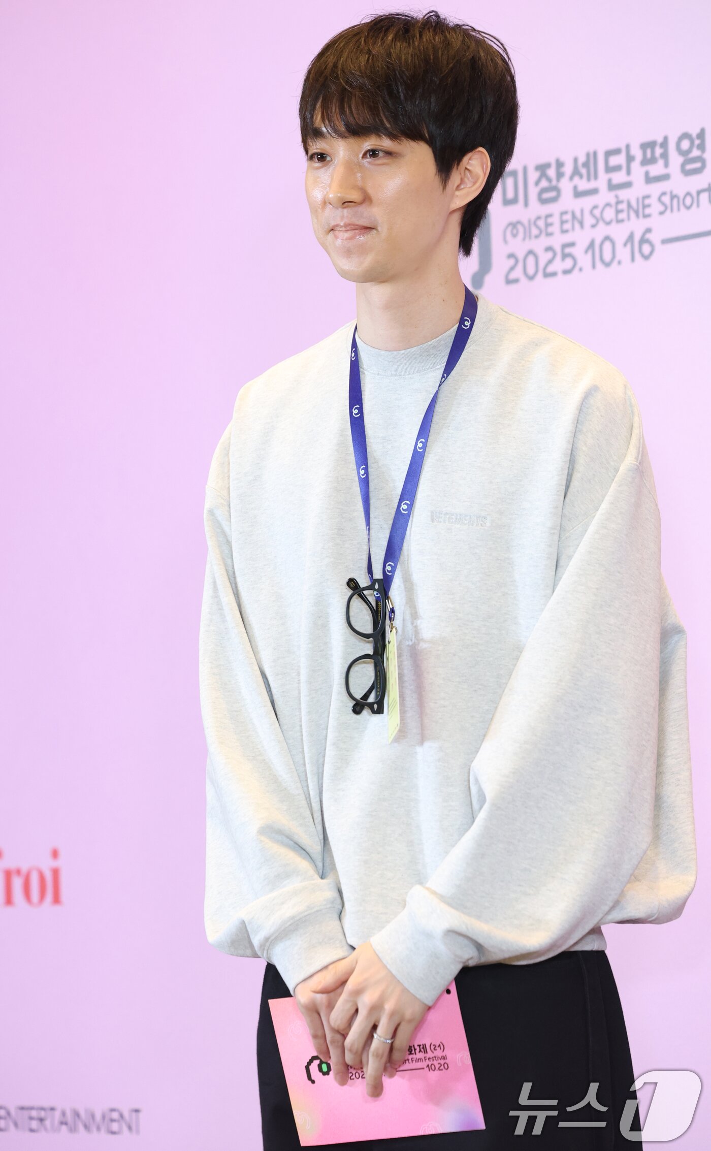 본문 이미지 - 이충현 감독이 16일 오후 서울 용산구 CGV용산아이파크몰에서 열린 ‘제21회 미쟝센단편영화제’에 참석해 포즈를 취하고 있다. ⓒ News1 권현진 기자