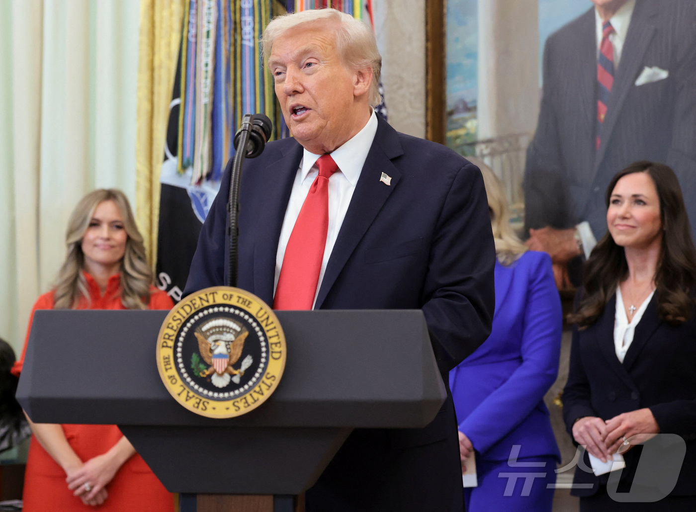 (워싱턴 로이터=뉴스1) 김지완 기자 = 16일(현지시간) 도널드 트럼프 미국 대통령이 워싱턴DC 백악관에서 불임 치료 보험 적용 관련 발표를 하고 있다. 2025.10.16ⓒ 로 …