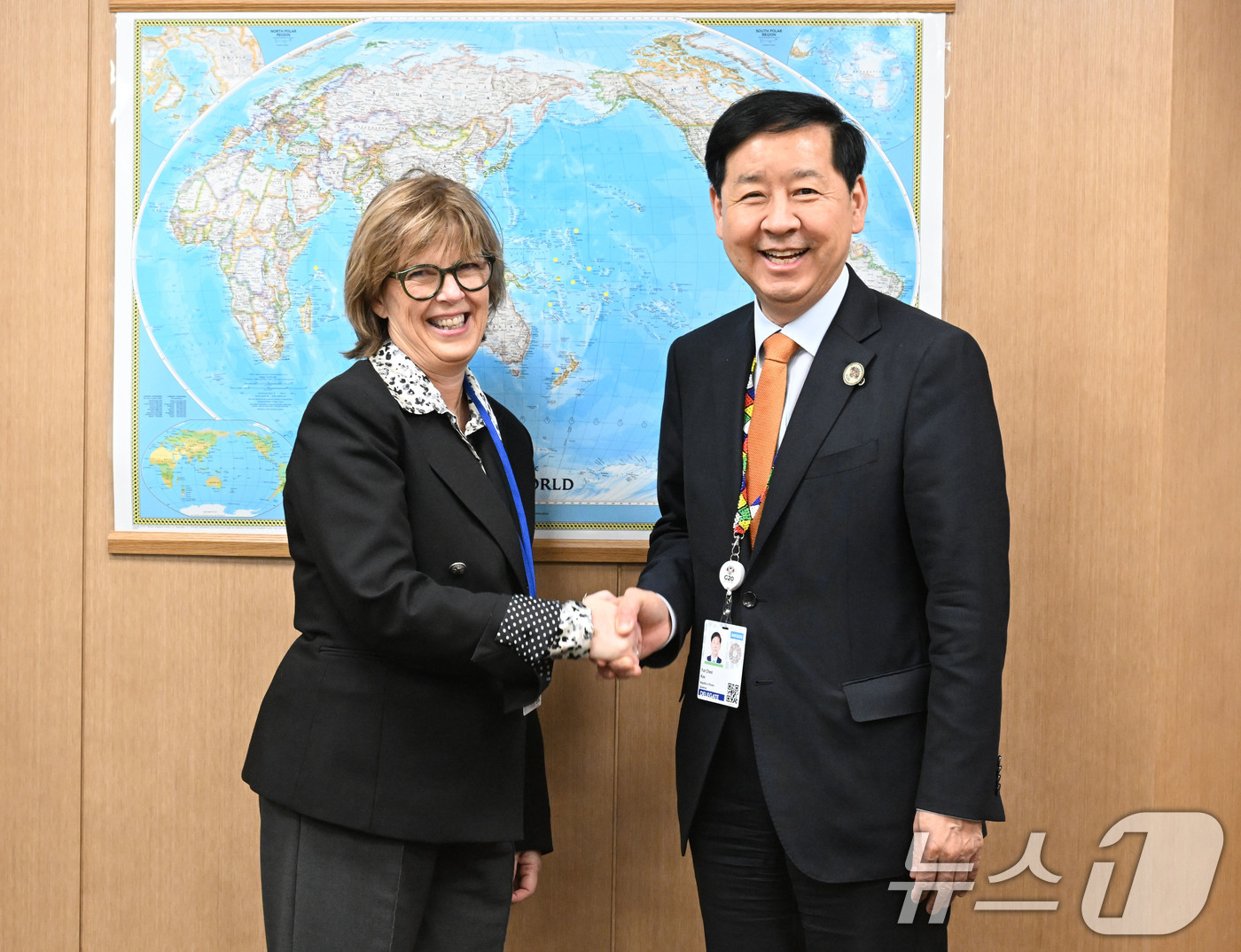 (워싱턴=뉴스1) = 구윤철 경제부총리 겸 기획재정부 장관이 16일(현지시간) 미국 워싱턴D.C 국제통화기금(IMF)에서 발레리 위흐뱅 유로클리어 그룹대표(CEO)와 면담에 앞서 …