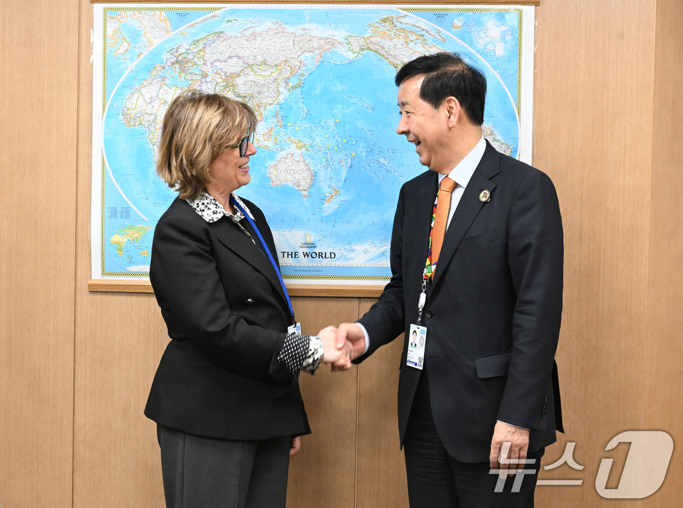 (워싱턴=뉴스1) = 구윤철 경제부총리 겸 기획재정부 장관이 16일(현지시간) 미국 워싱턴D.C 국제통화기금(IMF)에서 발레리 위흐뱅 유로클리어 그룹대표(CEO)와 면담에 앞서 …