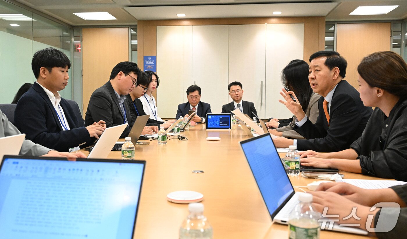 본문 이미지 - 주요20개국&#40;G20&#41; 재무장관회의와 국제통화기금 및 세계은행&#40;IMF/WB&#41; 연차총회 참석차 미국 워싱턴DC를 방문중인 구윤철 부총리 겸 기획재정부 장관이 16일&#40;현지시간&#41; 국제통화기금&#40;IMF&#41;에서 동행기자단과 간담회를 하고 있다.&#40;기재부 제공&#41; 2025.10.17/뉴스1