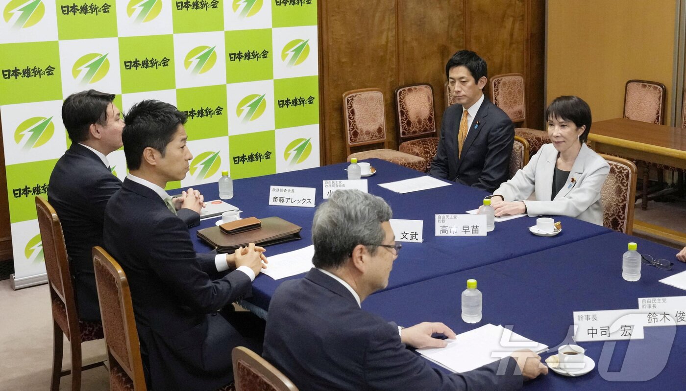 본문 이미지 - 다카이치 사나에 일본 자민당 총재가 16일 후지타 후미타케 일본유신회 공동대표 등과 연정 구성을 위한 협상을 하고 있다. 2025.10.16 ⓒ 로이터=뉴스1 ⓒ News1 강민경 기자