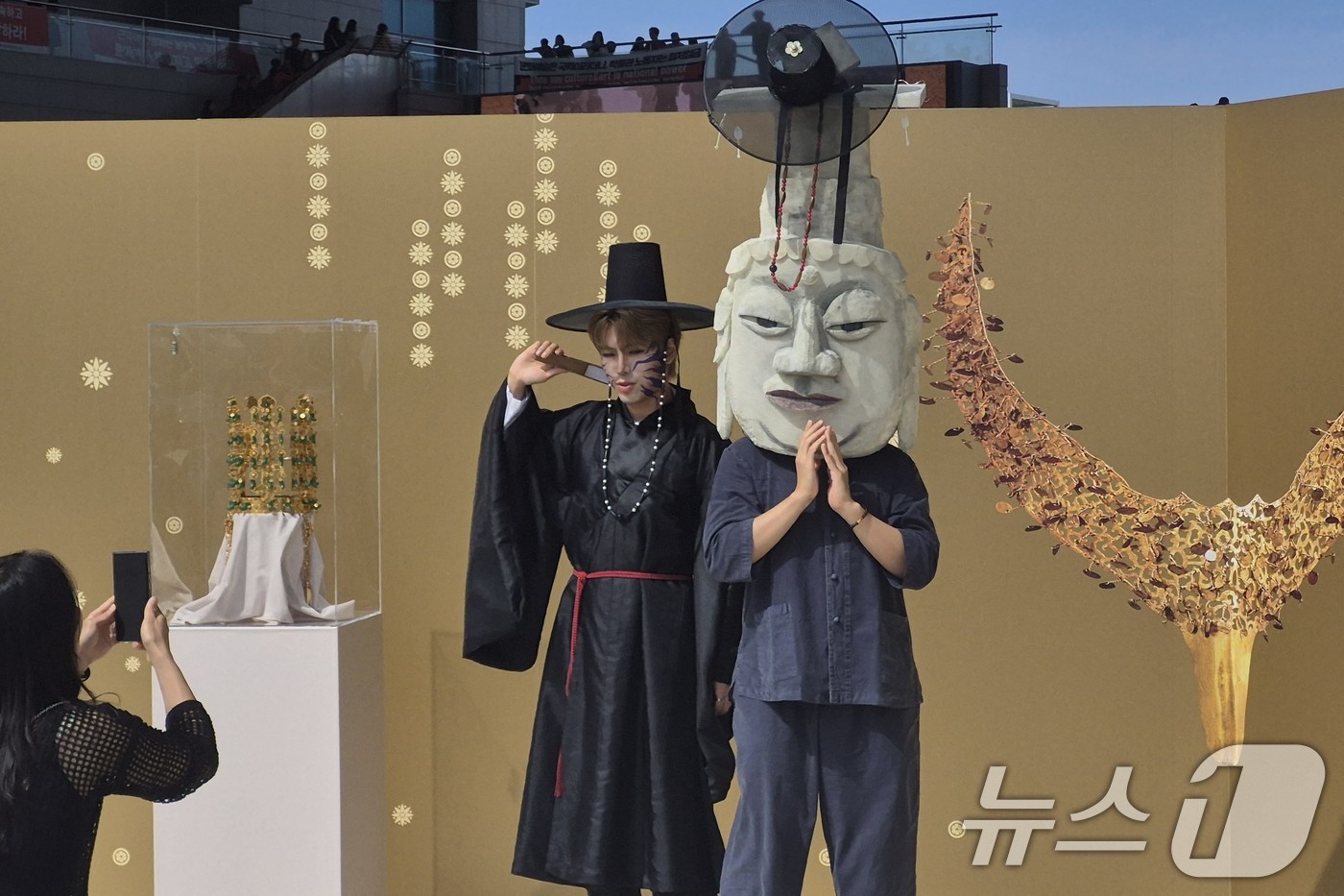 (서울=뉴스1) = 국립중앙박물관 누적 관람객이 500만 명을 돌파했다. 17일 박물관에 따르면 10월 15일 기준 연간 누적 관람객은 5,016,382명으로 이는 전년 동기(2, …