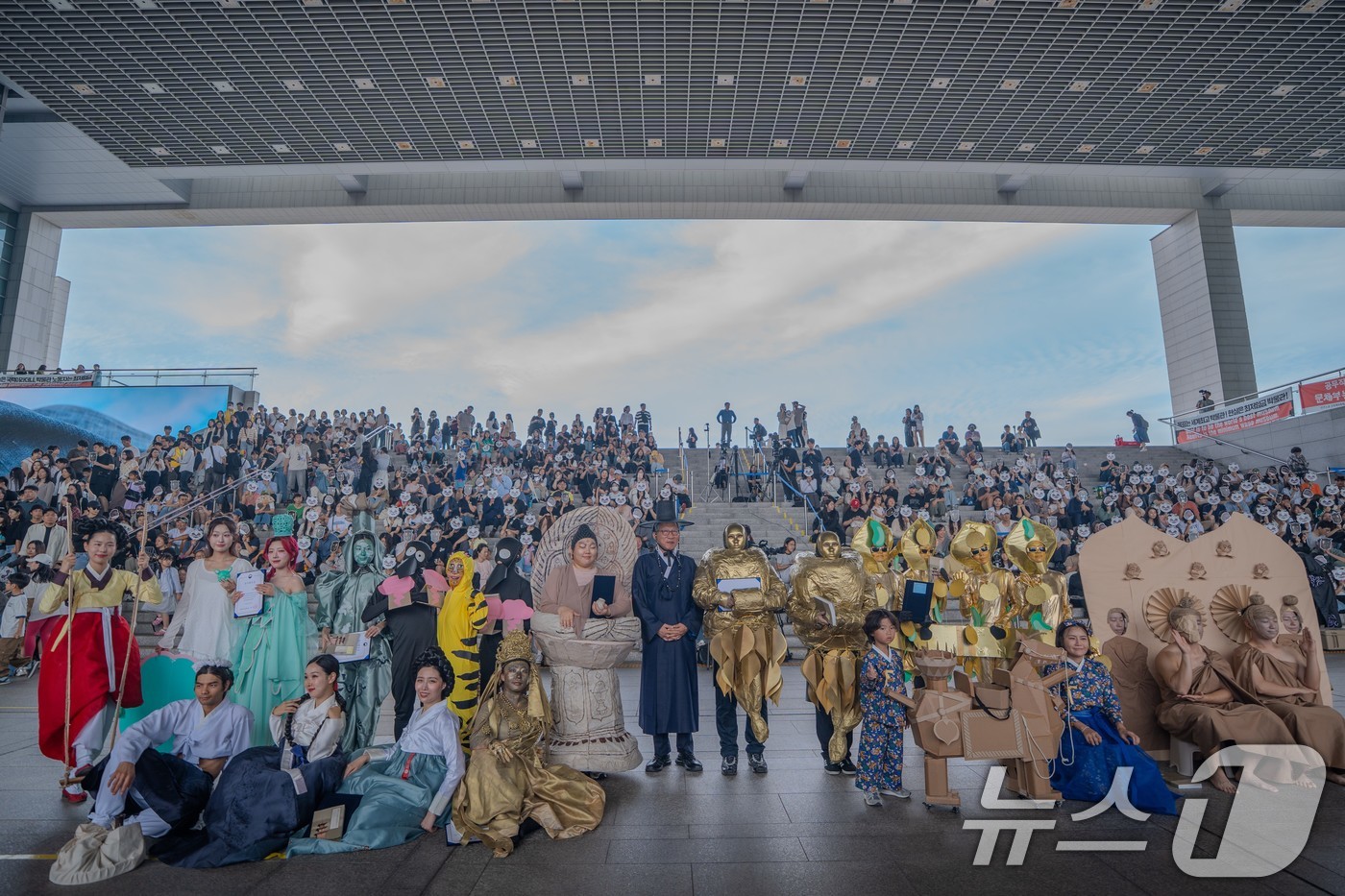 (서울=뉴스1) = 국립중앙박물관 누적 관람객이 500만 명을 돌파했다. 17일 박물관에 따르면 10월 15일 기준 연간 누적 관람객은 5,016,382명으로 이는 전년 동기(2, …