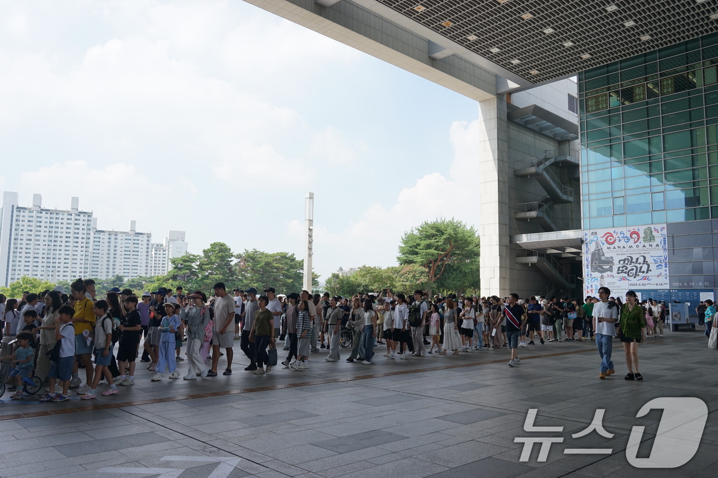 (서울=뉴스1) = 국립중앙박물관 누적 관람객이 500만 명을 돌파했다. 17일 박물관에 따르면 10월 15일 기준 연간 누적 관람객은 5,016,382명으로 이는 전년 동기(2, …